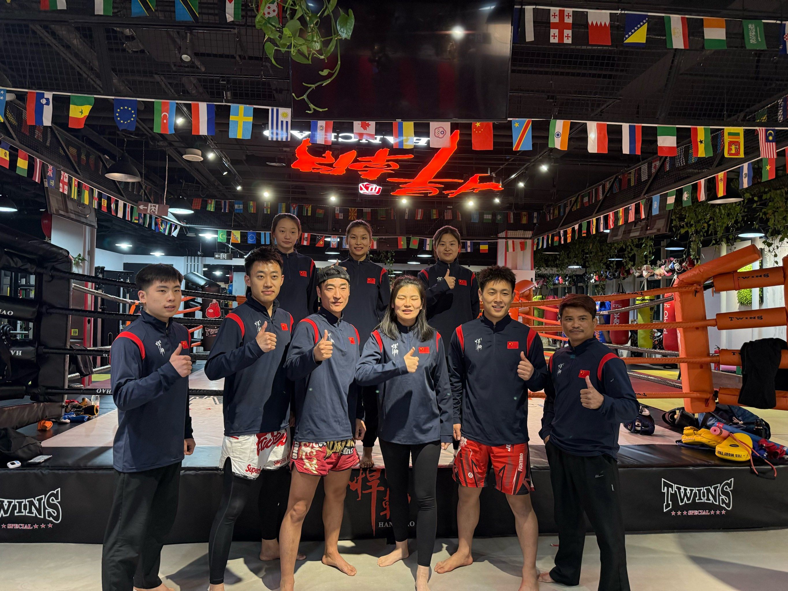 包含拳击巡回赛上演强强对话，北城霹雳队淘汰对手钱塘天虎队，战术调整见效；韧性比赛的样板的词条